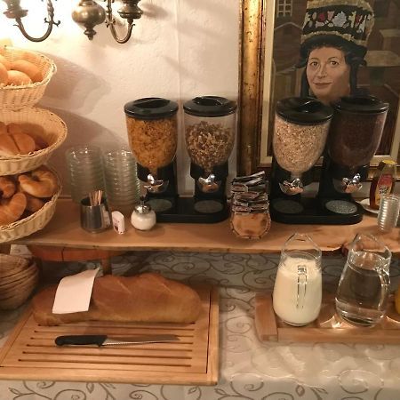 Petit Helvetia Budget Hotel Zermatt Bagian luar foto