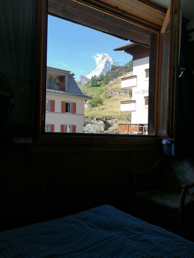 Petit Helvetia Budget Hotel Zermatt Bagian luar foto