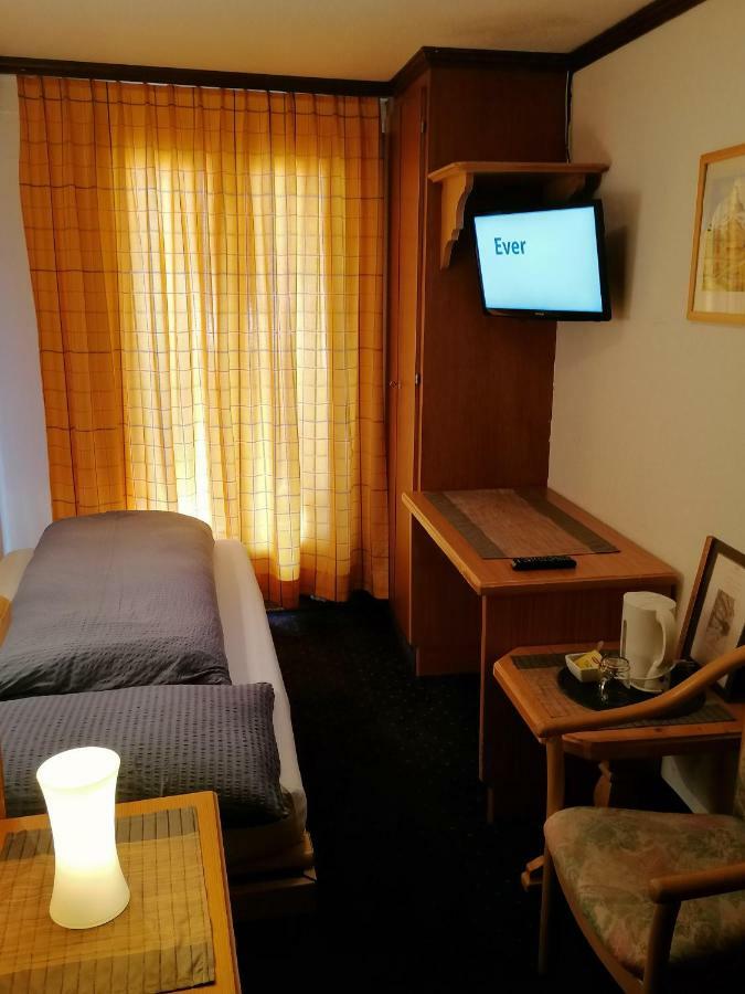 Petit Helvetia Budget Hotel Zermatt Bagian luar foto