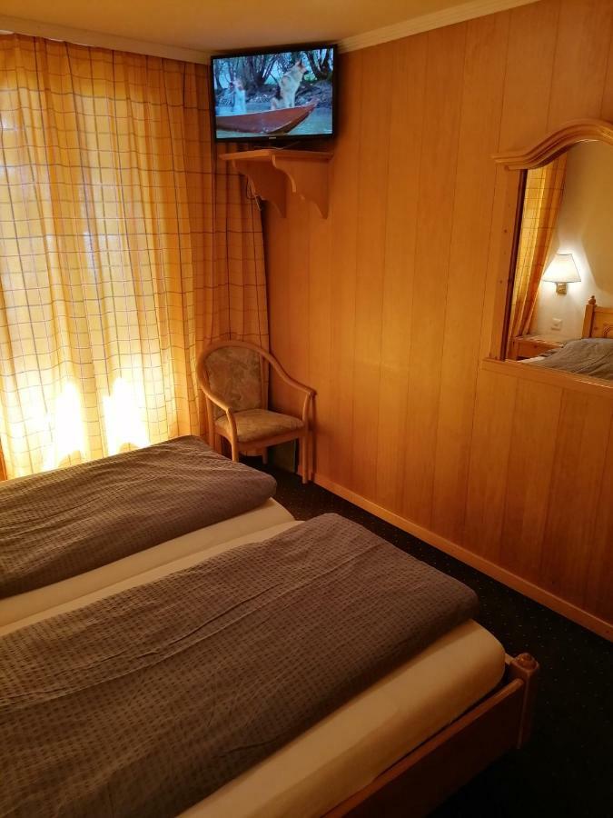 Petit Helvetia Budget Hotel Zermatt Bagian luar foto