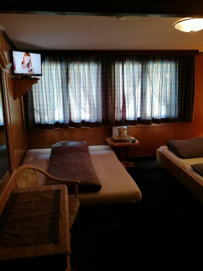 Petit Helvetia Budget Hotel Zermatt Bagian luar foto