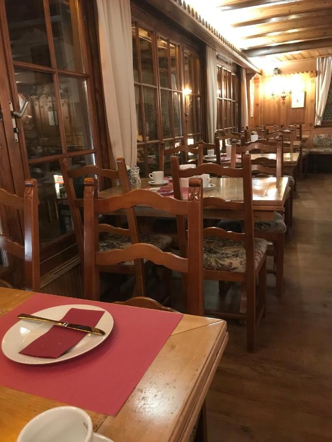 Petit Helvetia Budget Hotel Zermatt Bagian luar foto